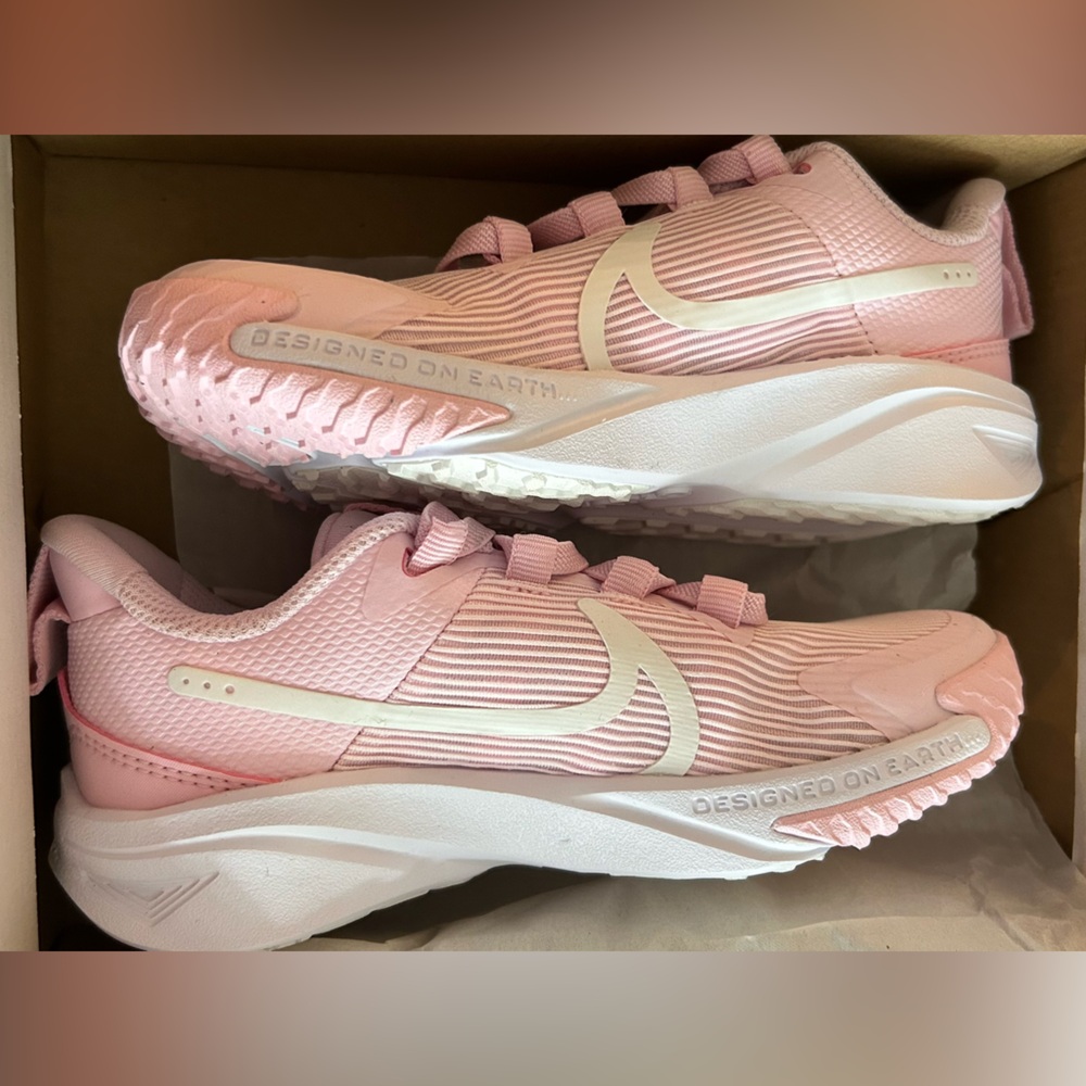 NWT Kids Nike Star Runner 4
